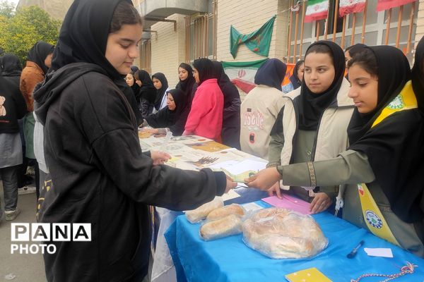 بازارچه دست سازه‌های دانش‌آموزی