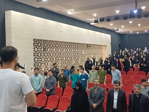 جشن ستارگان دانش‌آموزی در تالار شهرداری دولت‌آباد شهرستان برخوار 
