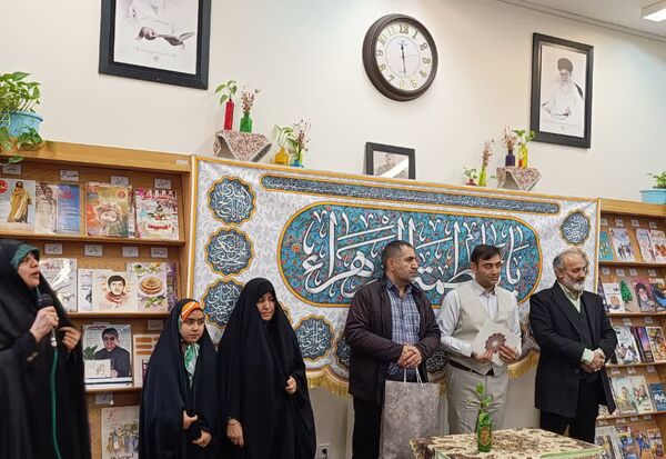 تقدیر از مادر شهید مهدی زاهدلویی در کتابخانه امام علی(ع) قم