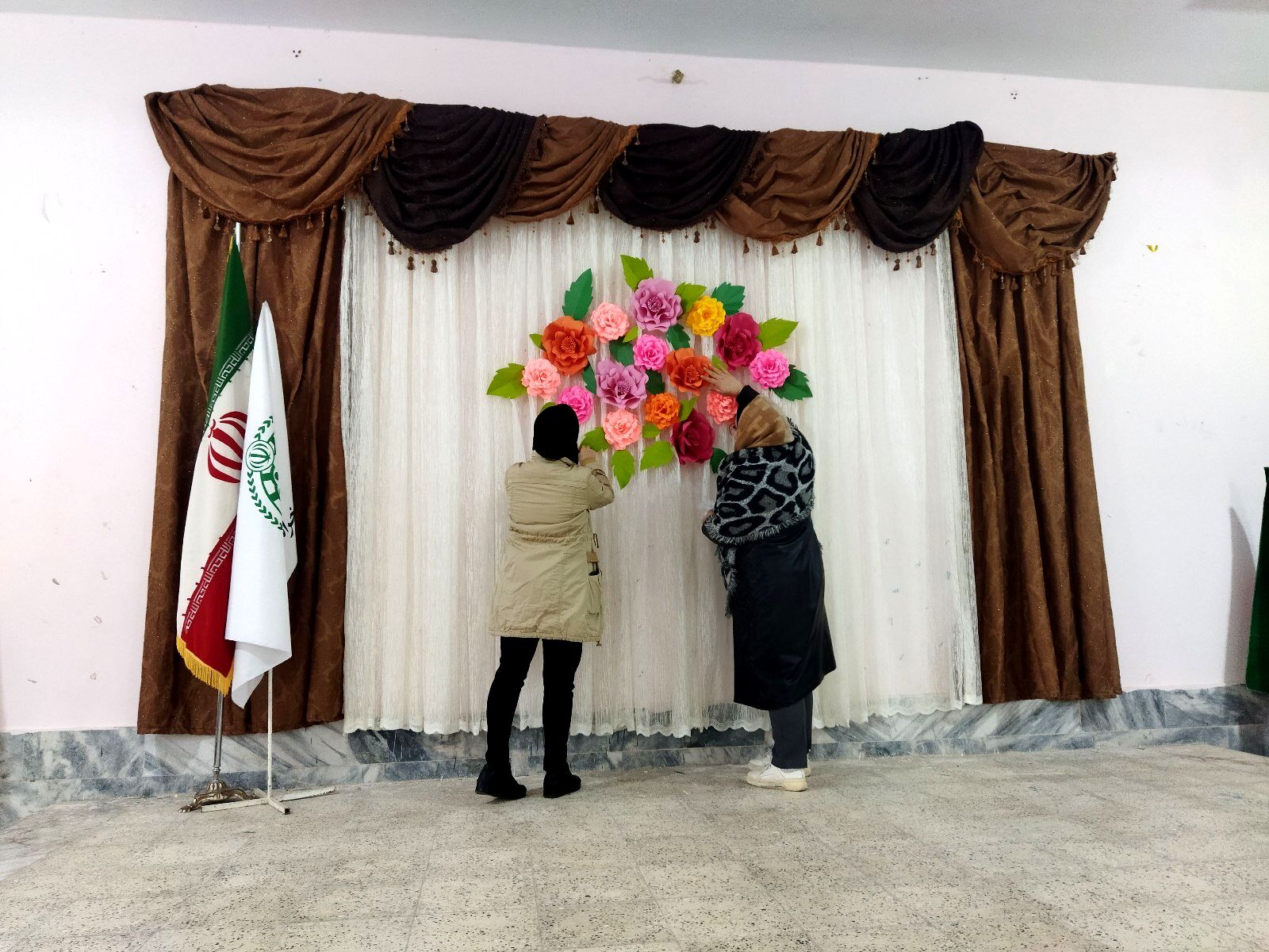 فضاسازی اردوی تمشک توسط دانش‌آموزان و فرهنگیان شهر راز