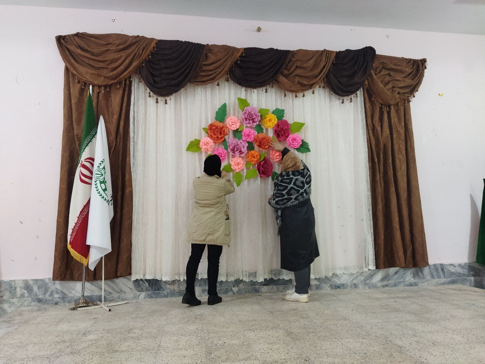 فضاسازی اردوی تمشک توسط دانش‌آموزان و فرهنگیان شهر راز