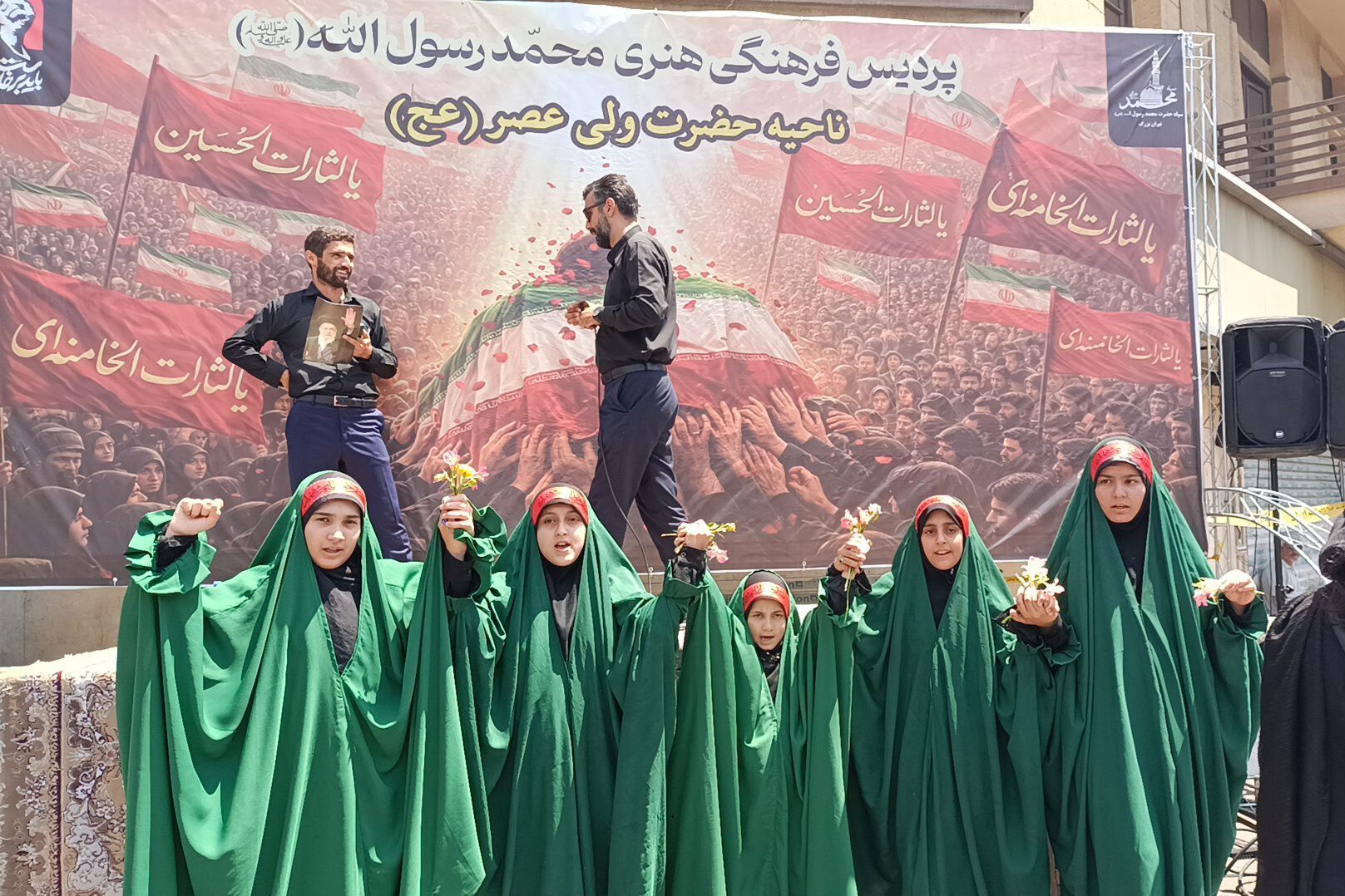 اجرای گروه سرود ریحانه‌الحسین پردیس در مراسم تشییع  رهبر شهید