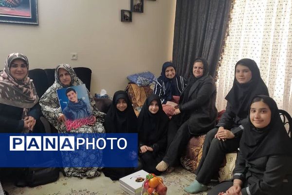  دیدار دانش‌آموزان  پیشتاز دبیرستان پویش دماوند با مادر شهید محمدخانی 