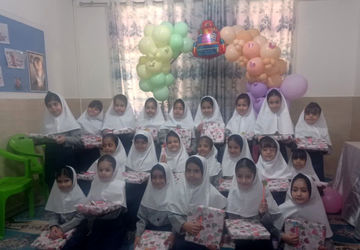 زنگ شکوفه ها در دبستان حکمت آباده