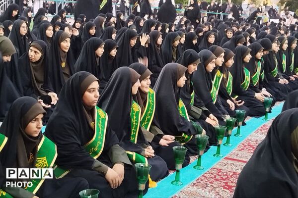 آیین لاله‌گردانی در شام غریبان امام رضا(ع)