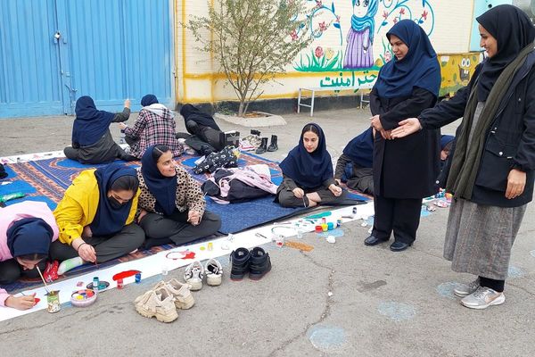 نمایشگاه دست سازه‌های دانش‌آموزان مدرسه شهید شرافت بهارستان‌دو