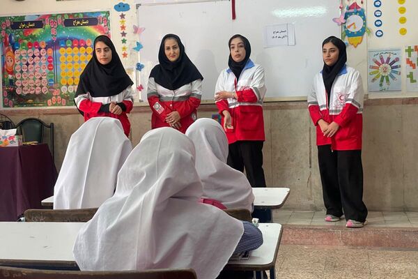 مانور تخلیه اضطراری و آمادگی برای لحظات بحرانی در مدرسه معراج بهارستان‌دو