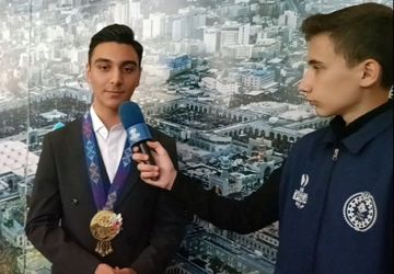 موفقیتم را به خانواده و معلمانم تقدیم می‌کنم