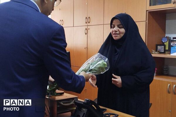 شاخه ای گل؛ هزاران قدردانی