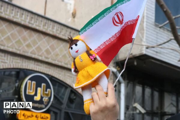  حلما با عروسک‌ها سوگ خانواده شهیدش را در آغوش کشید