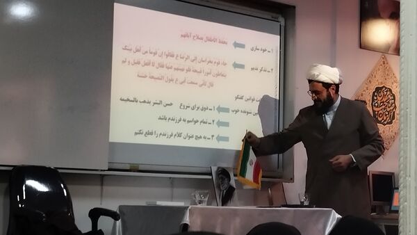 جلسه آموزش فرزند پروری برای والدین در مدرسه دخترانه مهندس رحمانی فرد ناحیه یک مشهد 