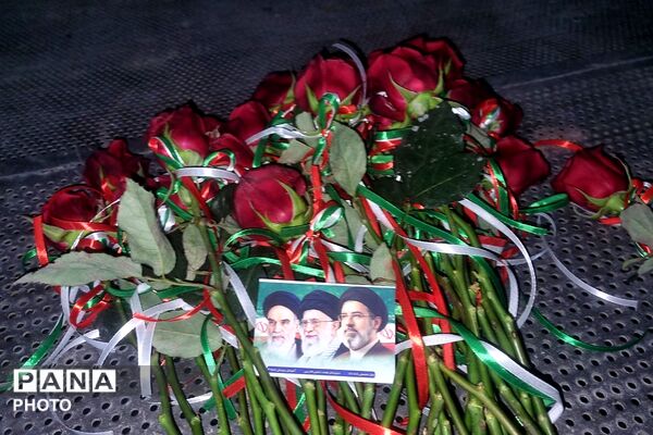 اهدای هدیه به دختران انقلابی دبستان حاتم ناحیه دو شهرری در میدان نماز 