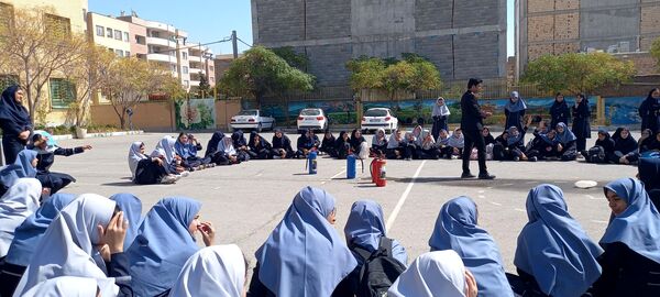 حضور آتش نشان به مناسبت وز آتش نشان و ایمنی در مدرسه نمونه دولتی وکیلی ۱۰