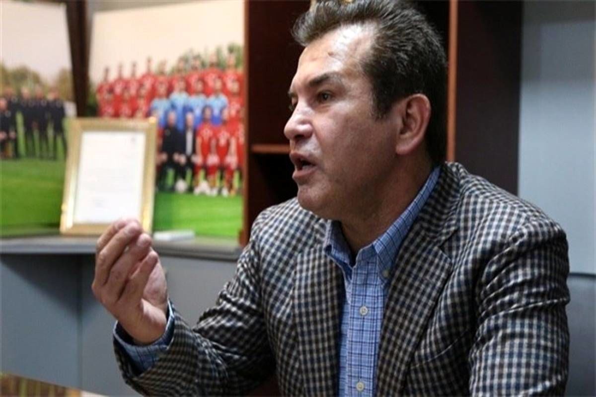 تصویر فوتبال در ویترین ورزش آموزش و پرورش با غبار فراموشی رنگ گرفته است