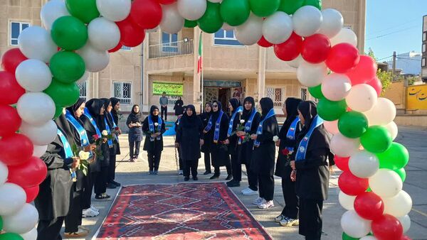 نواختن زنگ استانی مهر، ایثار و مقاومت در مدرسه نمونه دولتی ۹ دی به مناسبت آغاز سال تحصیلی و هفته دفاع مقدس