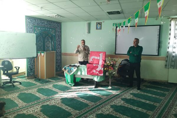  آیین پرچم‌گردانی به یاد امام حسین(ع) در مدارس فیروزکوه