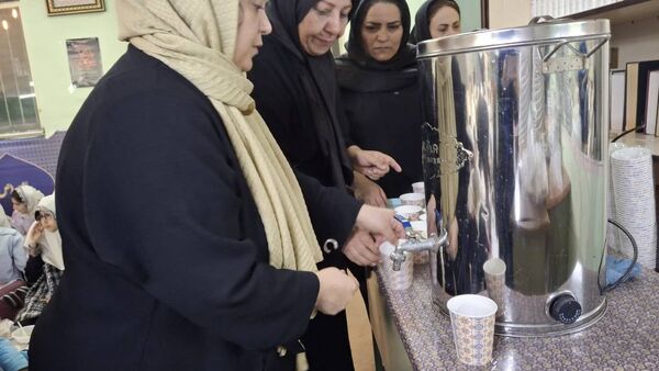مراسم افطاری در دبستان دخترانه شهید باهنر با حضور دانش‌آموزان و اولیاء