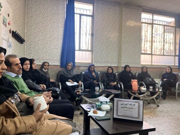 برگزاری کارگاه آموزشی بازی و یادگیری در جمع همکاران دبستان هیات امنایی ملاصدرا 