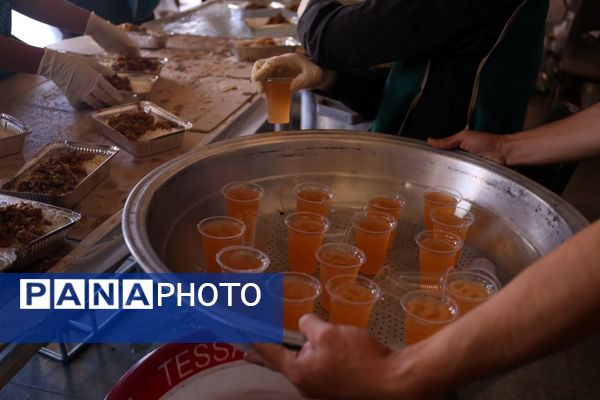  پخش 8600 غذای گرم با همت مرکز نیکوکاری شهید مهدی باکری و موسسه نذرواره در تبریز