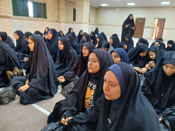 مراسم بدرقه دانش‌آموزان دختر مدارس شهرستان ملارد به مناطق عملیاتی جنوب کشور 