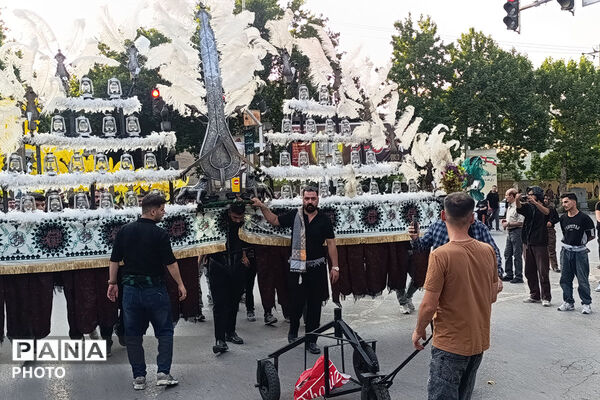 آیین باشکوه علم‌گردانی در غروب عاشورا 