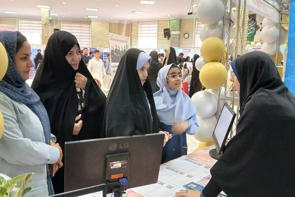 برگزاری نمایشگاه دستاوردهای دانش آموزان دخترانه دبیرستان حکمت ناحیه دو شهرری 