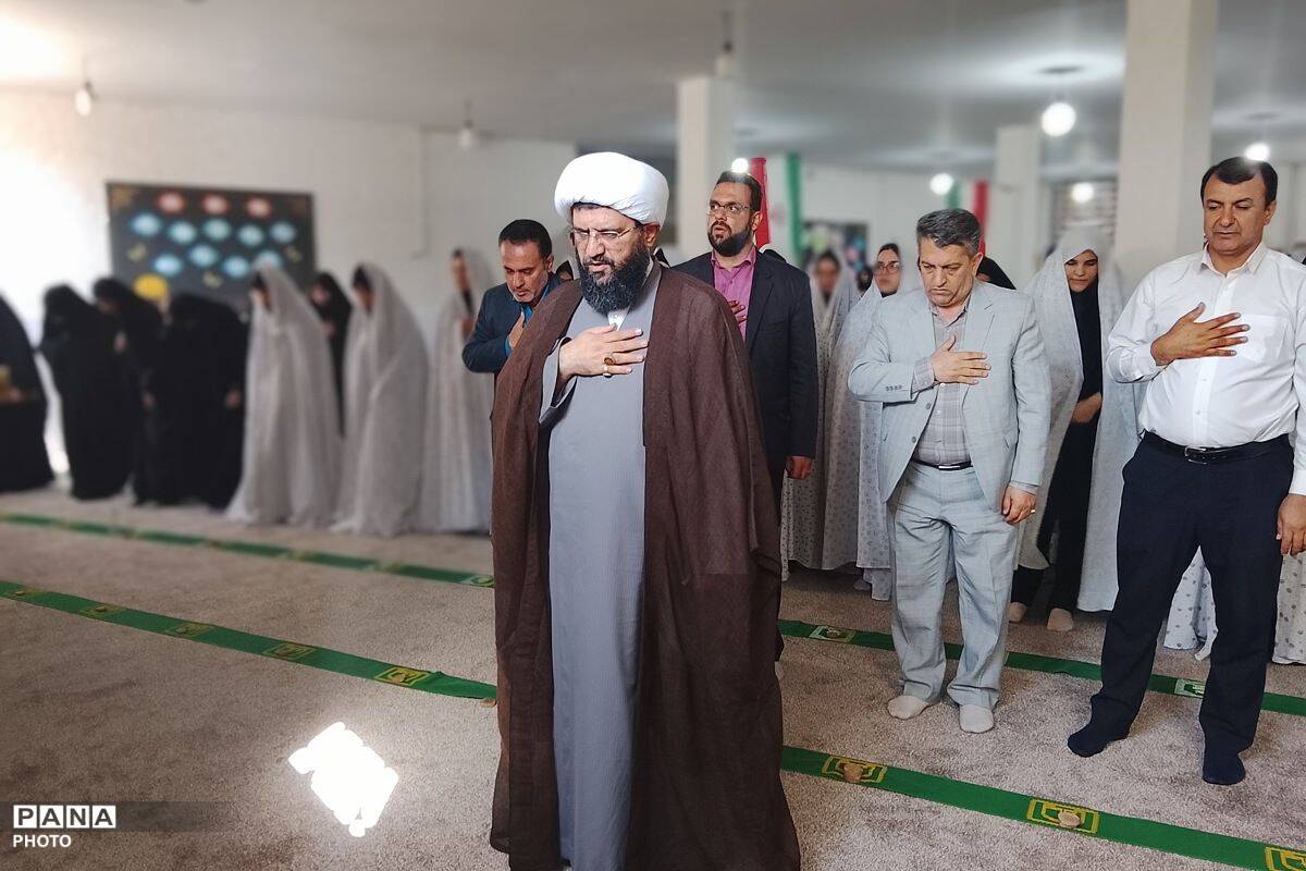 اقامه نماز جماعت در مدرسه شاهد مرضیه با حضور مسئولان آموزش‌وپرورش پاکدشت