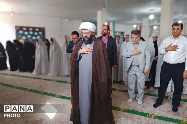 اقامه نماز جماعت در مدرسه شاهد مرضیه با حضور مسئولان آموزش‌وپرورش پاکدشت