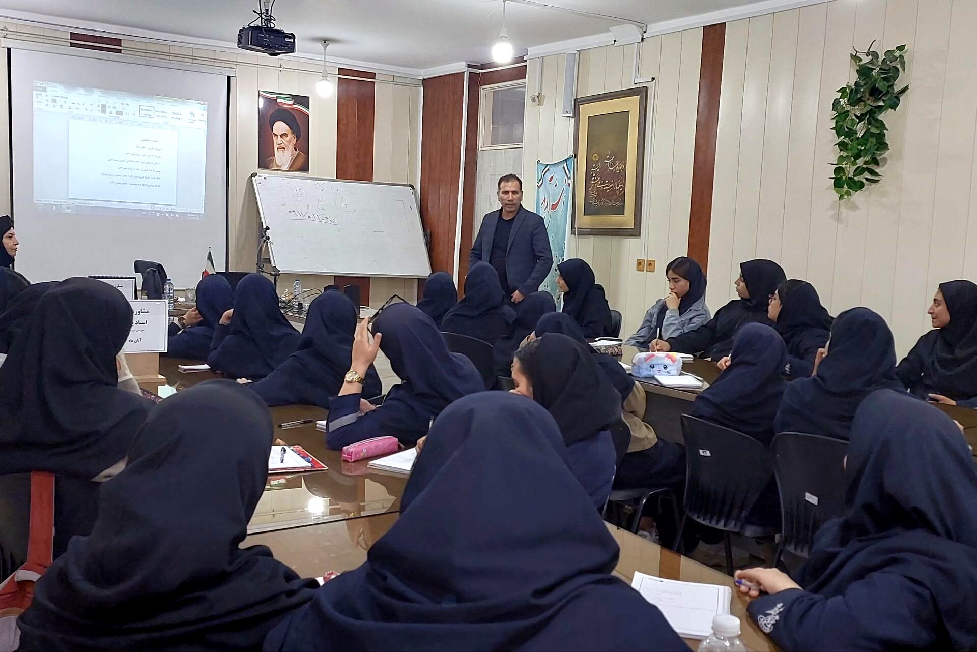 کارگاه مشاوره تحصیلی در دبیرستان دخترانه شهید محمدتقی دستغیب ناحیه 3 شیراز