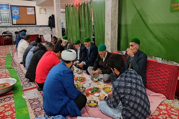 اعتکاف دانش‌آموزی در مسجد جامع شهر بار نیشابور 
