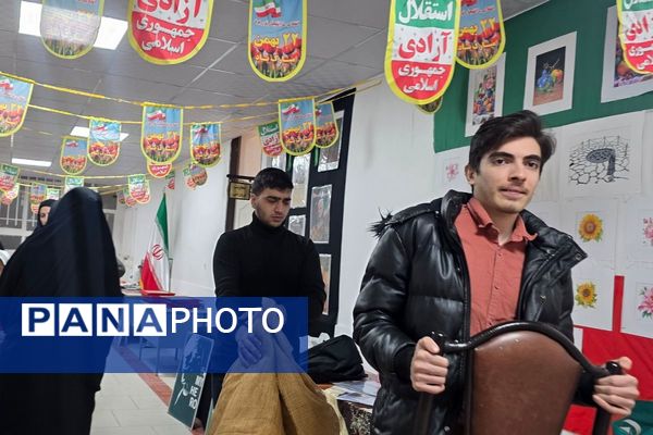 آماده‌سازی آثار هنرجویان در نمایشگاه دهه فجر رباط‌کریم