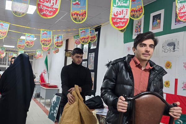 آماده‌سازی آثار هنرجویان در نمایشگاه دهه فجر رباط‌کریم