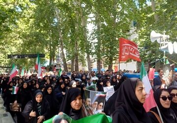 از مشقِ عشق تا تشییعِ نور؛ دانش‌آموزان، رهبرِ شهید را تا ملکوت بدرقه کردند