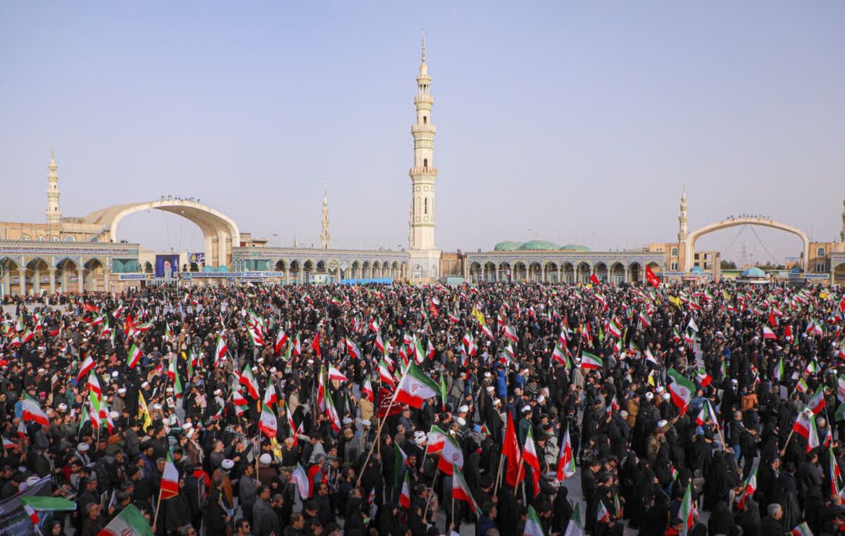 بیعت باشکوه مردم قم با آیت الله سید مجتبی خامنه ای در مسجد جمکران