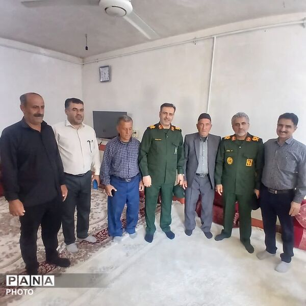 دیدار مسئول خدمات کارکنان نیروی دریایی سپاه با خانواده شهید سید فرشاد علوی