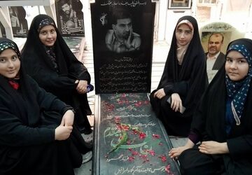 دانش‌‌آموز خبرنگاران پانا در گلزار شهدا؛ روایت‌گری کنار مزار قهرمانان