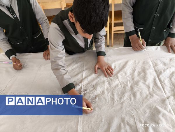 نقاشی همگانی توسط دانش‌آموزان دبستان شهید پسندیده فدافن