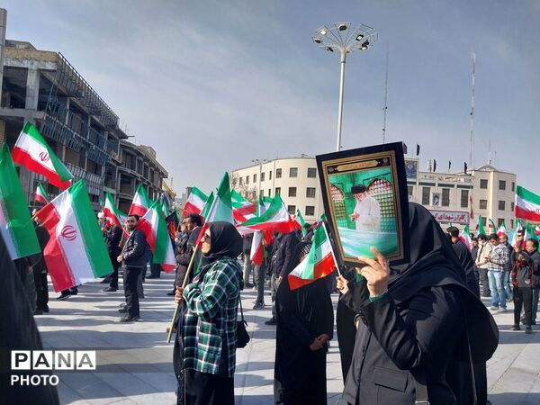 تجمع دانش آموزان و مردم غیور در سوگ رهبر معظم انقلاب در میدان شهدا مشهد مقدس