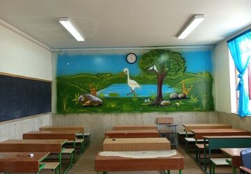 نیمکت‌هایی که منتظر همکلاسی‌ها است