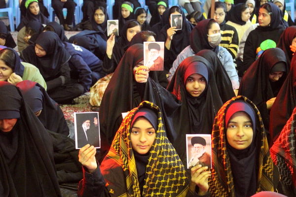 حضور پررنگ دانش‌آموزان دختر در آیین فاطمیون کرمان