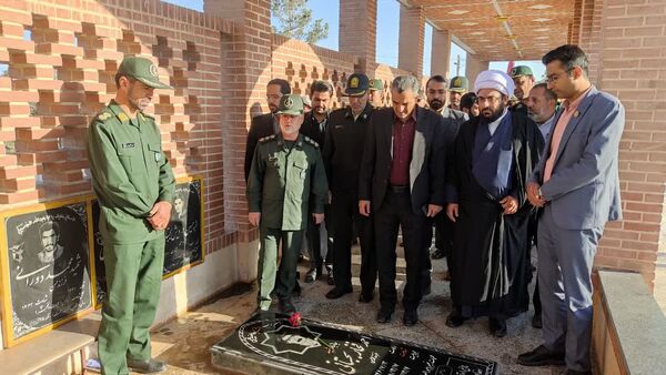 آغاز هفته بسیج دانش‌آموزی با غبارروبی مزار شهدای جوادالائمه توسط مسئولان و دانش‌آموزان بسیجی