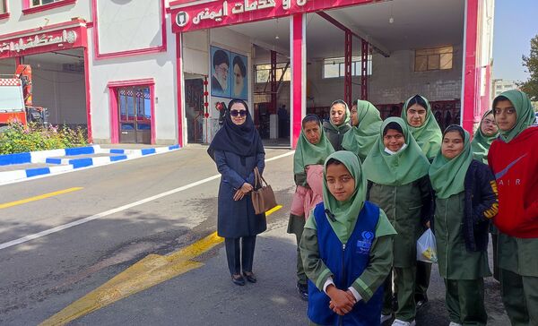 حضور دانش آموزان و همکاران دبستان میلاد در ایستگاه آتش‌نشانی