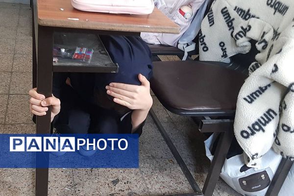 بیست و هفتمین مانور سراسری زلزله و ایمنی در دبیرستان دخترانه فرزانگان شهرقدس با شعار  مدرسه ایمن‌، جامعه تاب آور 