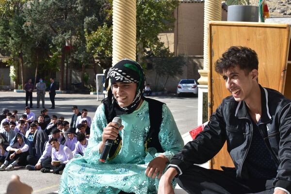 جشن روز دانش‌آموز در دبیرستان امام خمینی (ره) با حضور مسئولان، ورزشکاران و هنرمندان برگزار شد