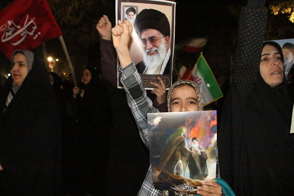 تجمع باشکوه دختران دانش‌آموز یزد