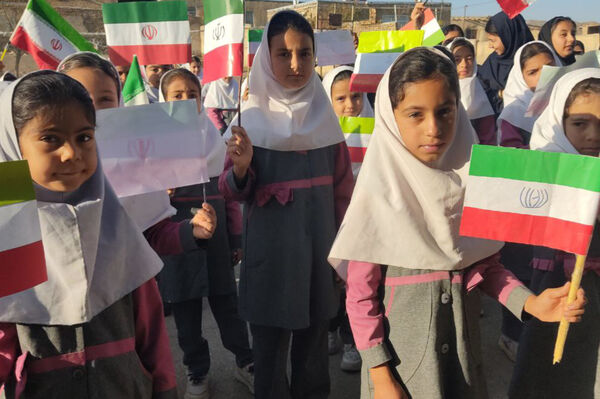 مراسم صبحگاهی دبستان شهید رحمت الله قلعه یزدانی و آموزشگاه آیت الله اراکی