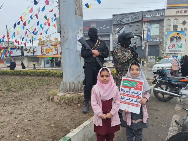 نبض انقلاب در خیابان‌ها تپید