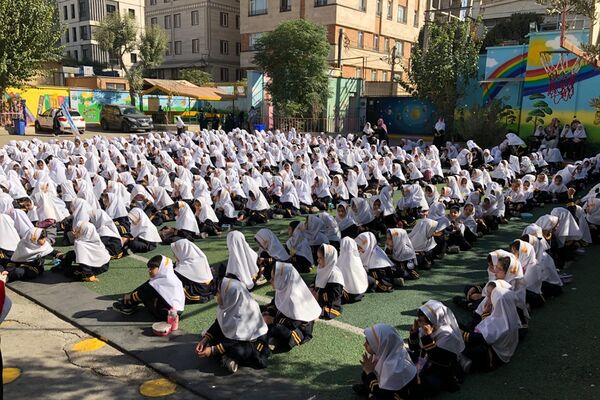 نواختن زنگ مصباح الهدی توسط مدیر آموزش و پرورش ناحیه 2 شهرری در دبستان طواف و معماریان 