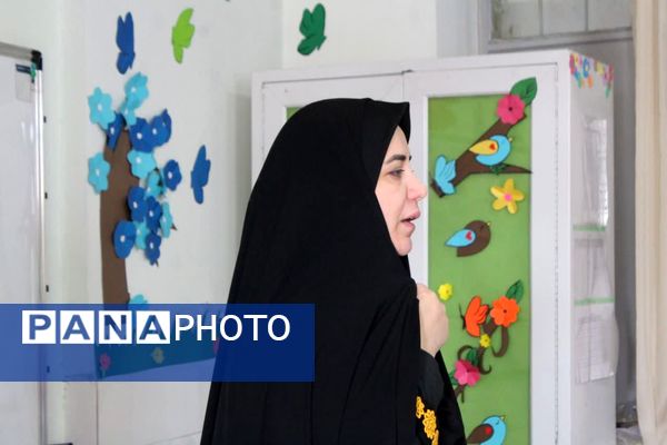 حضور پلیس در دبستان فاطمه‌الزهرا برای آموزش پیشگیری از آسیب‌های اجتماعی