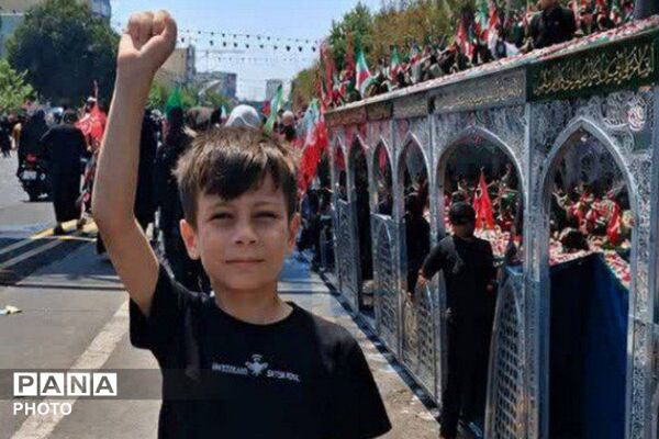 دست‌های کوچک نوآموزان در انتظار بدرقه‌ای بزرگ
